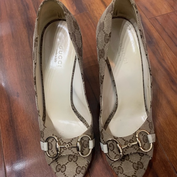 🚫SOLD🚫Gucci Monogram Horsebit Peep Toe Pumps - Picture 3 of 15